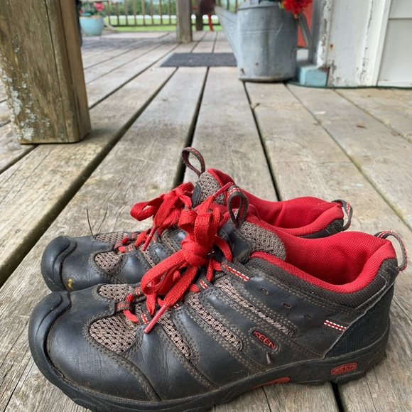 Boy’s size 3 Keen red and grey lace up shoes - Picture 3 of 6